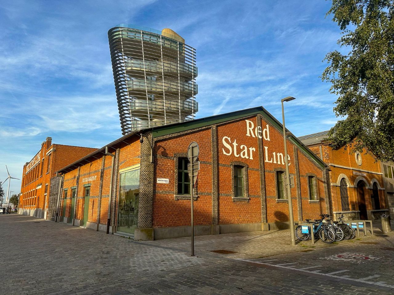 Het Red Star Line Museum in rode baksteen, met zijn glazen uitkijktoren